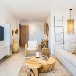 Aelia - Chic 2-br & Balcony In *