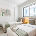 Aelia - Chic 2-br & Balcony In Ларнака