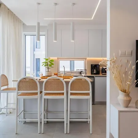 Apartman Aelia - Chic 2-br & Balcony In Lárnaka