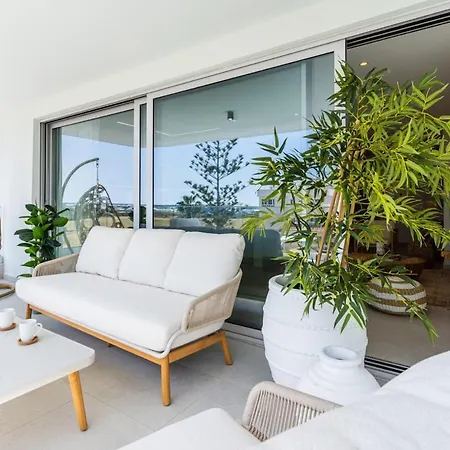 Aelia - Chic 2-br & Balcony In Apartman Lárnaka