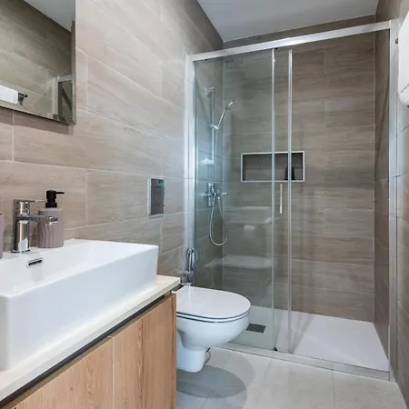 Aelia - Chic 2-br & Balcony In Ларнака