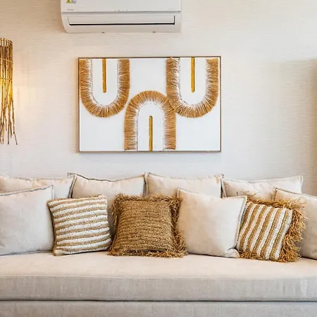 Aelia - Chic 2-br & Balcony In Apartment