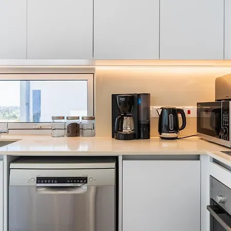 Aelia - Chic 2-br & Balcony In Апартаменти Ларнака