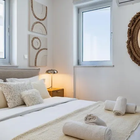 Aelia - Chic 2-br & Balcony In Apartment *