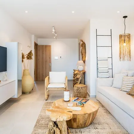 Aelia - Chic 2-br & Balcony In *