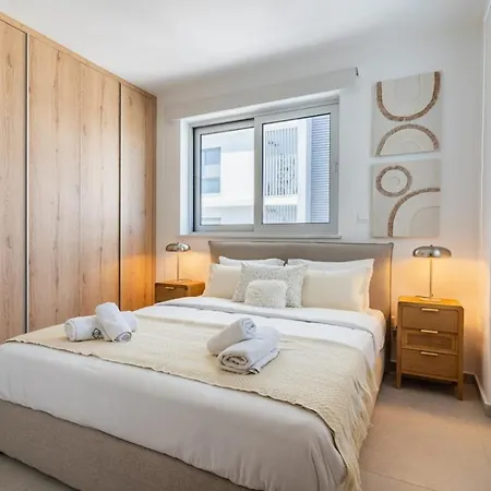 Aelia - Chic 2-br & Balcony In Apartman