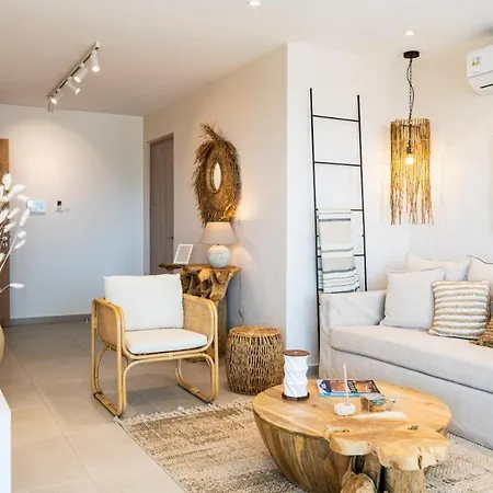 Aelia - Chic 2-br & Balcony In