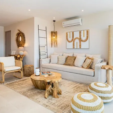 Aelia - Chic 2-br & Balcony In