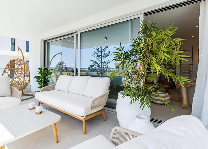 Aelia - Chic 2-br & Balcony In Apartment Larnaca