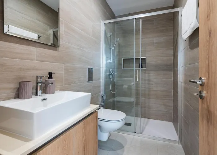 Aelia - Chic 2-br & Balcony In Larnaca