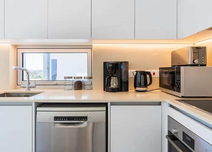 Aelia - Chic 2-br & Balcony In Apartment Larnaca