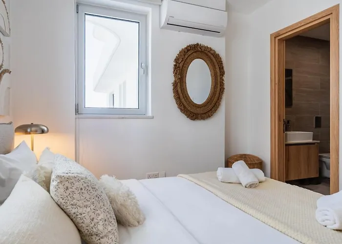 Aelia - Chic 2-br & Balcony In * Larnaca