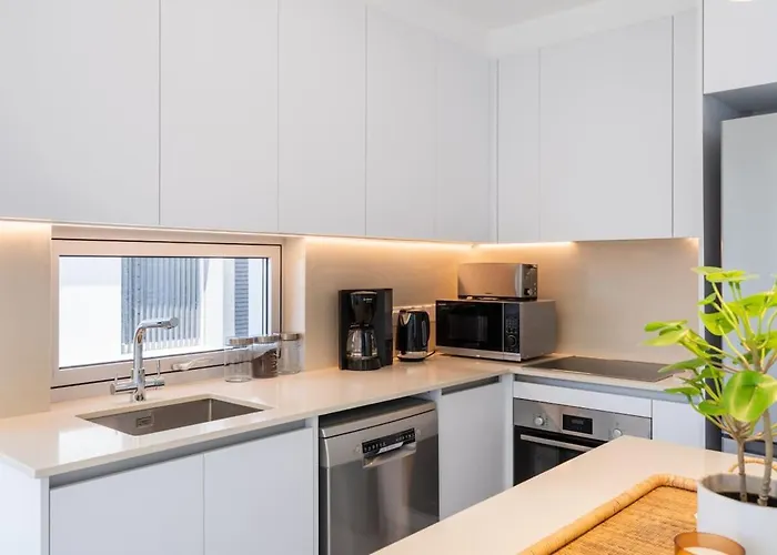 Apartment Aelia - Chic 2-br & Balcony In